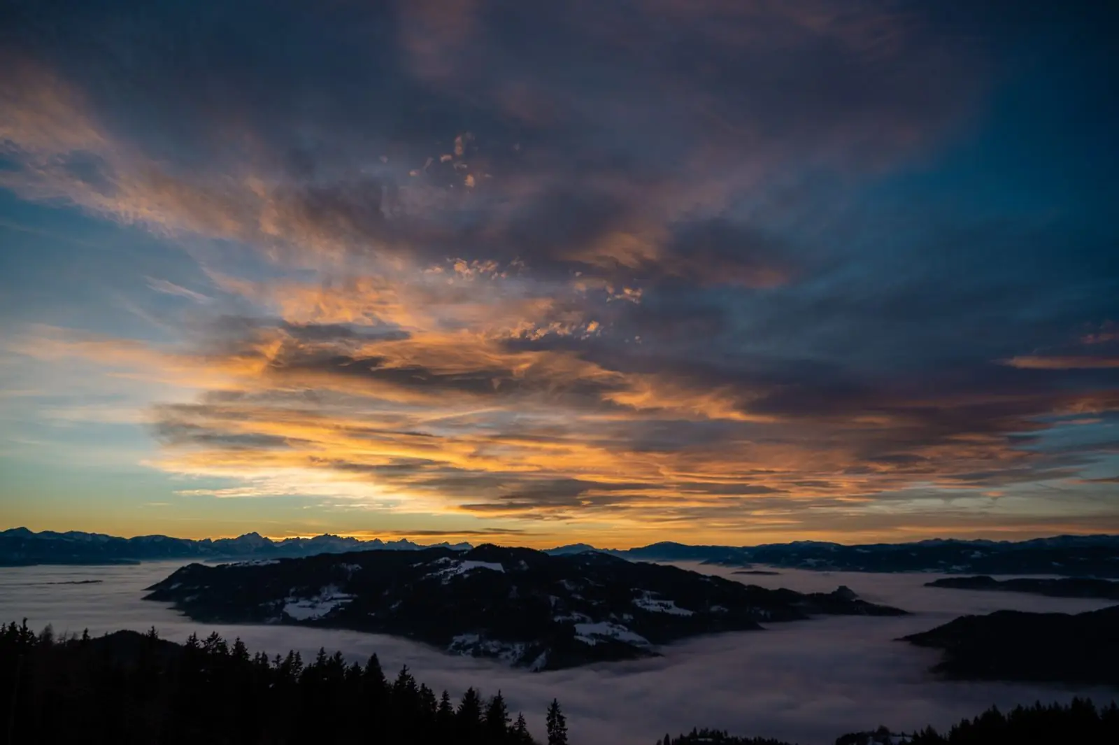 Sonnenuntergang über dem Nebelmeer vom Almhaus aus