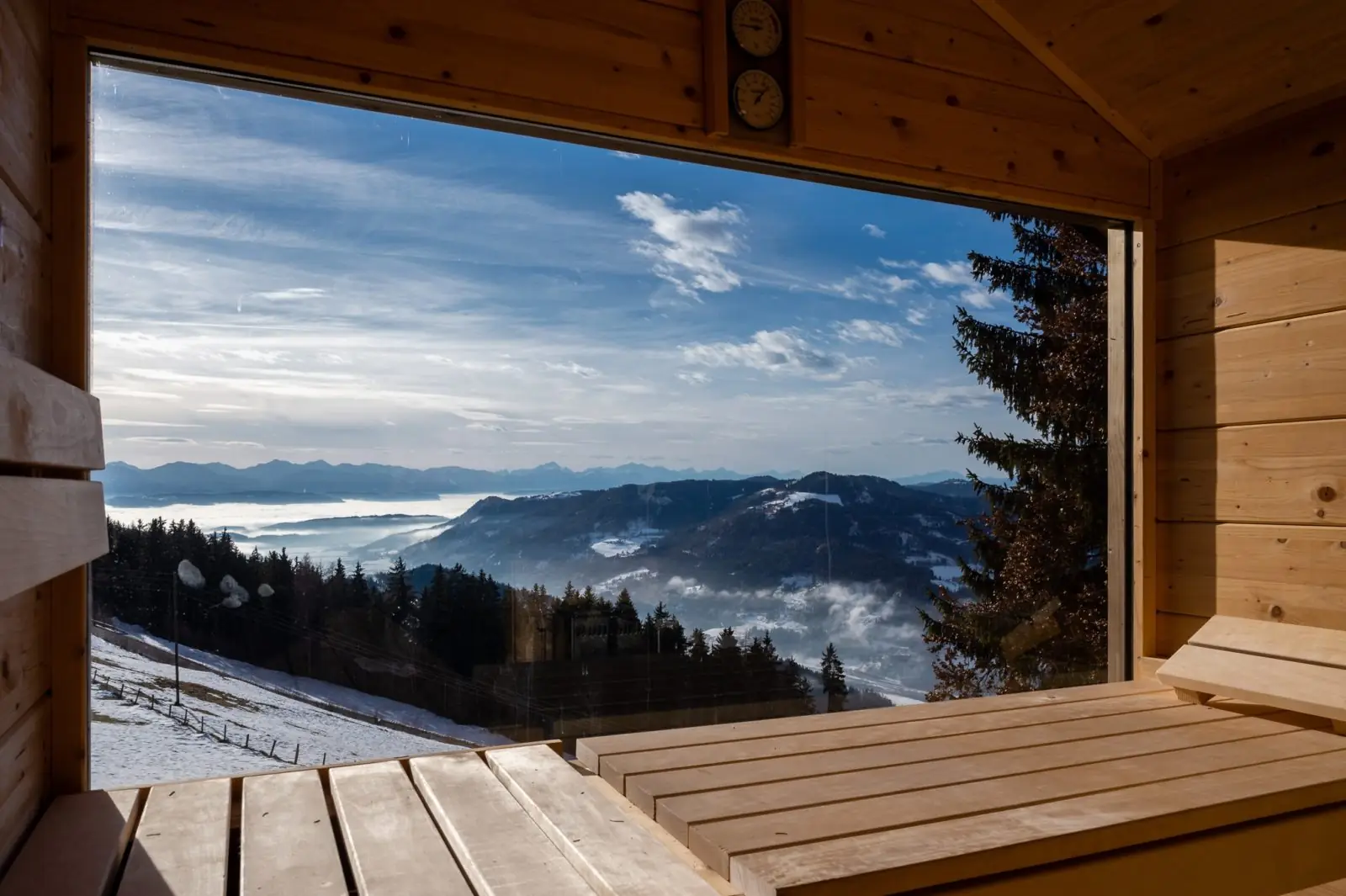 Panoramafenster der Saunahütte mit Blick über die Berge