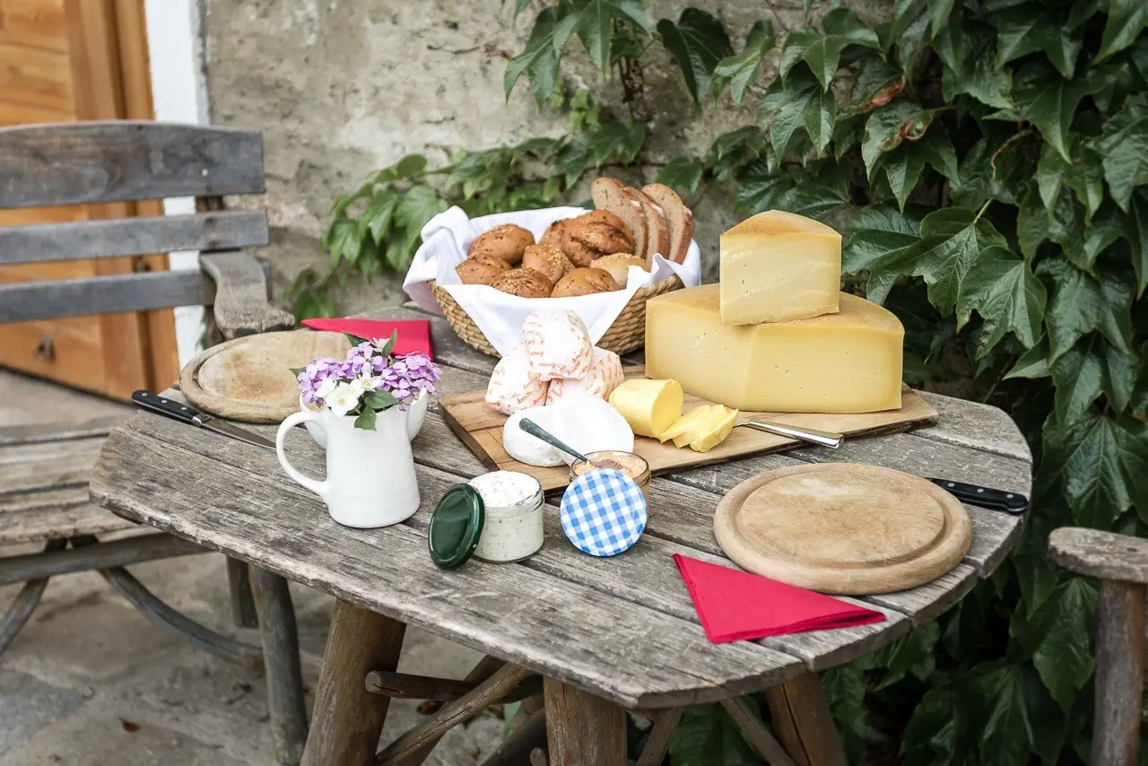 Bauernjause mit Brot, Käse und Butter im Hof – so isst man Glundner Käse