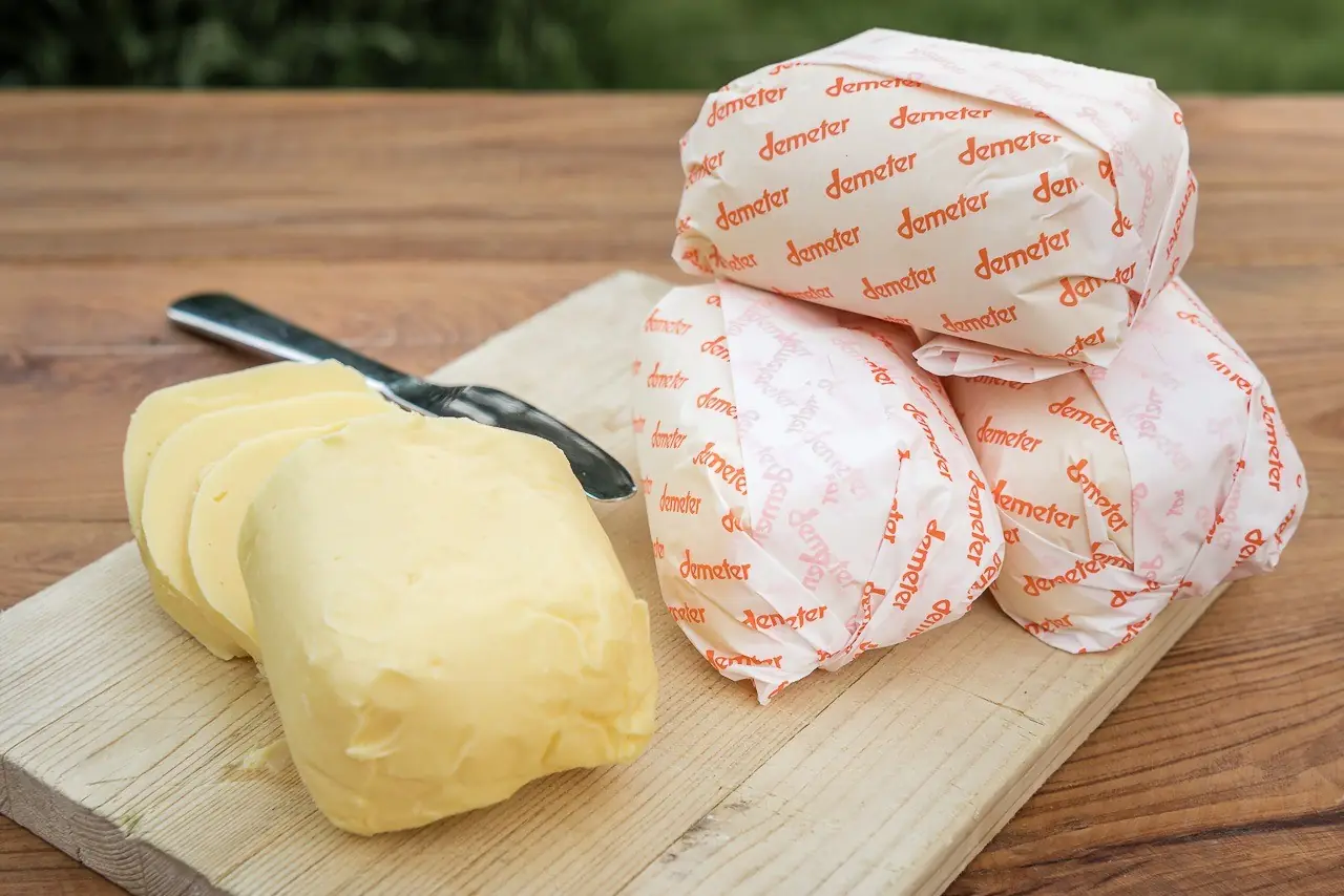 Demeter-Butter vom Hof, im Papier und angeschnitten