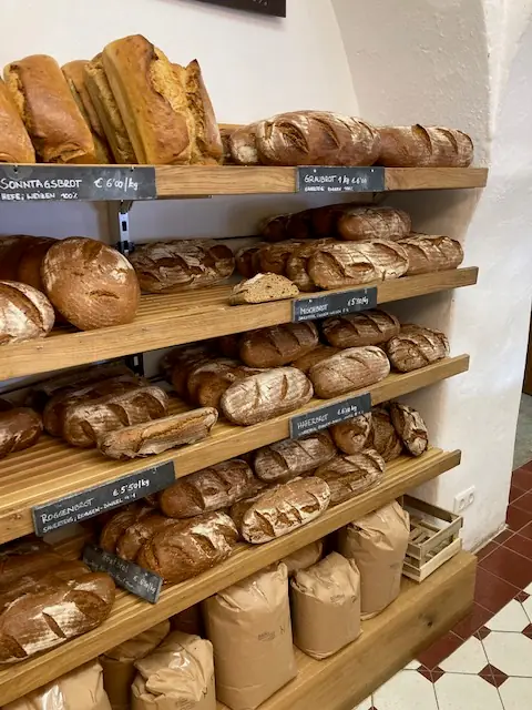 Scaffale del pane con pagnotte fresche