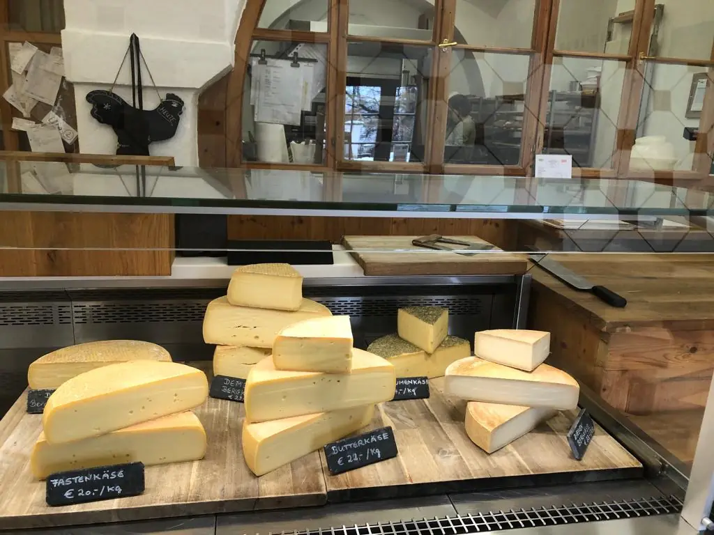 Forme di formaggio nel banco