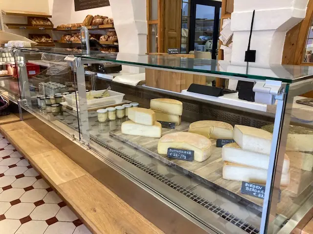Die Kühltheke im Hofladen mit Käse und Milchprodukten