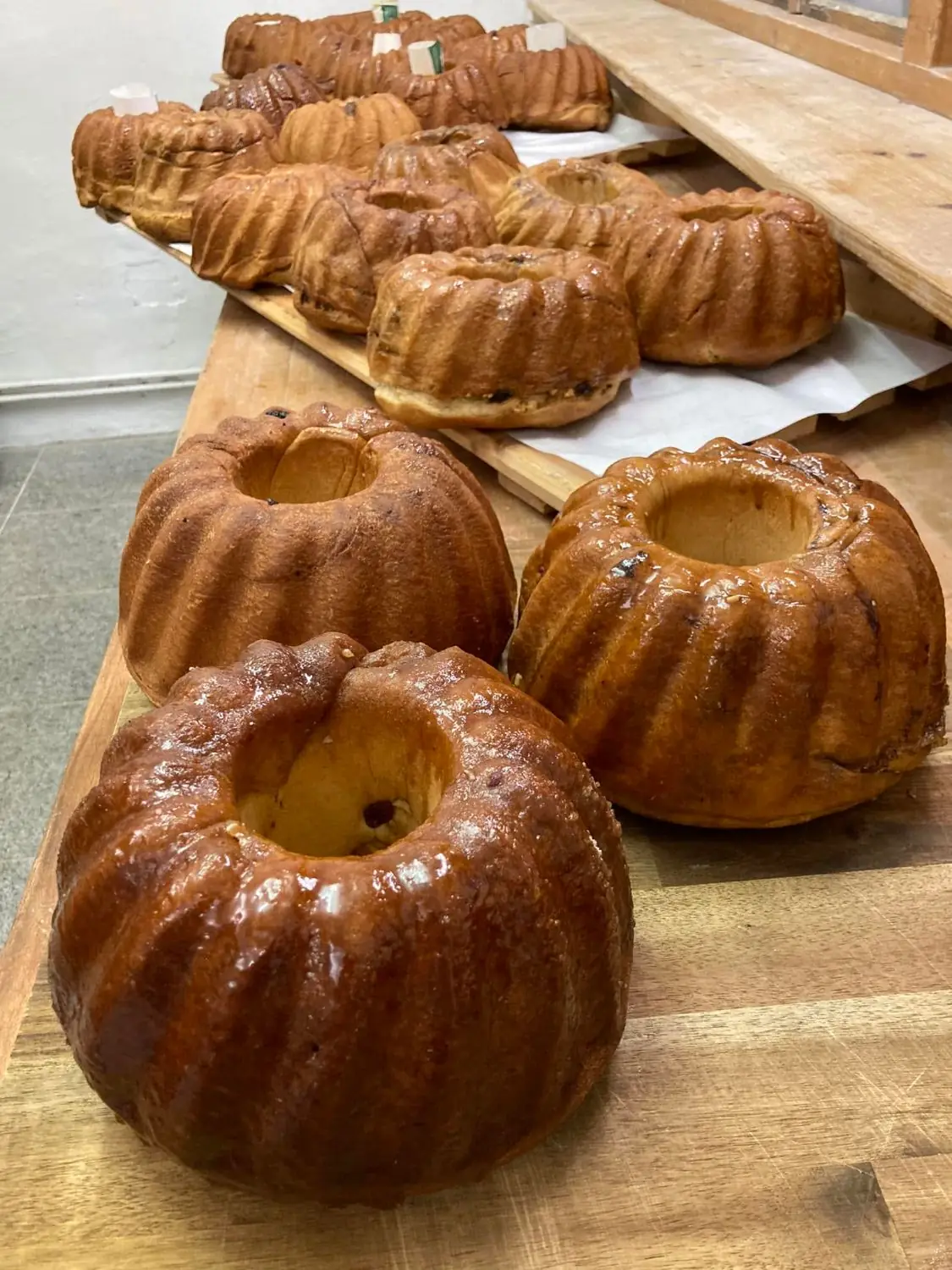 Reinling (dolci lievitati carinziani) appena sfornati sul tavolo di legno