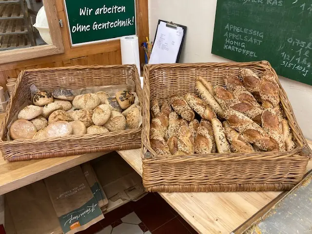 Cesti di panini sul banco