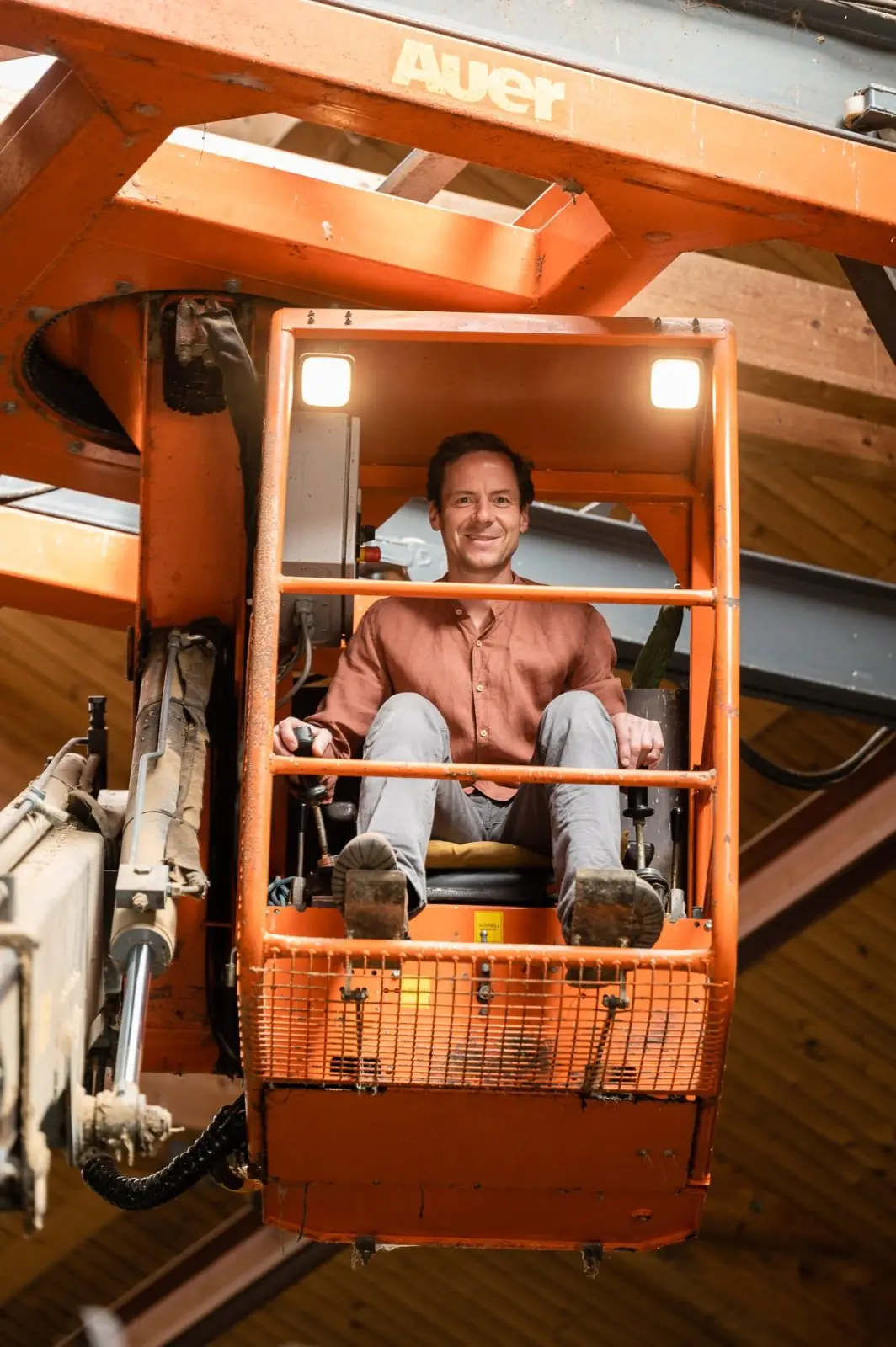 Team member on the lifting platform in the hall